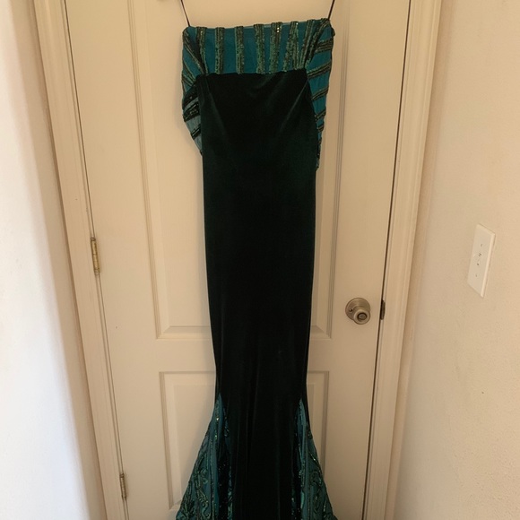 Emerald Velvet Dress - Picture 5 of 12